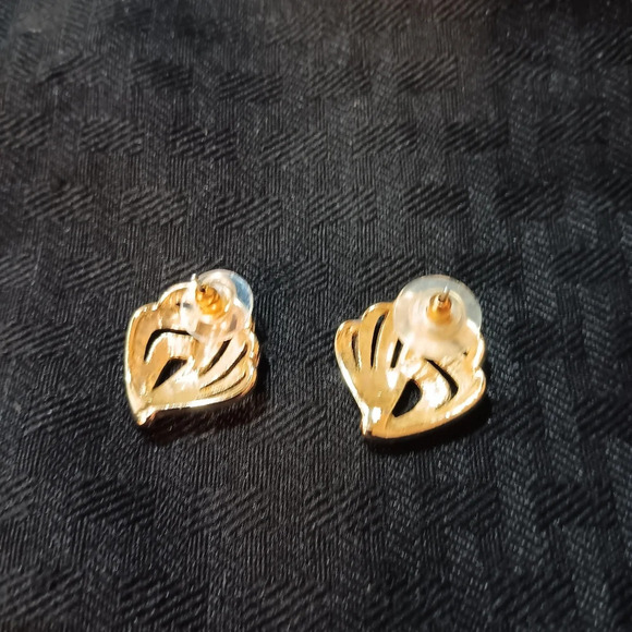 Gold toned shell shape vintage earrings for pierced ears - Picture 2 of 2